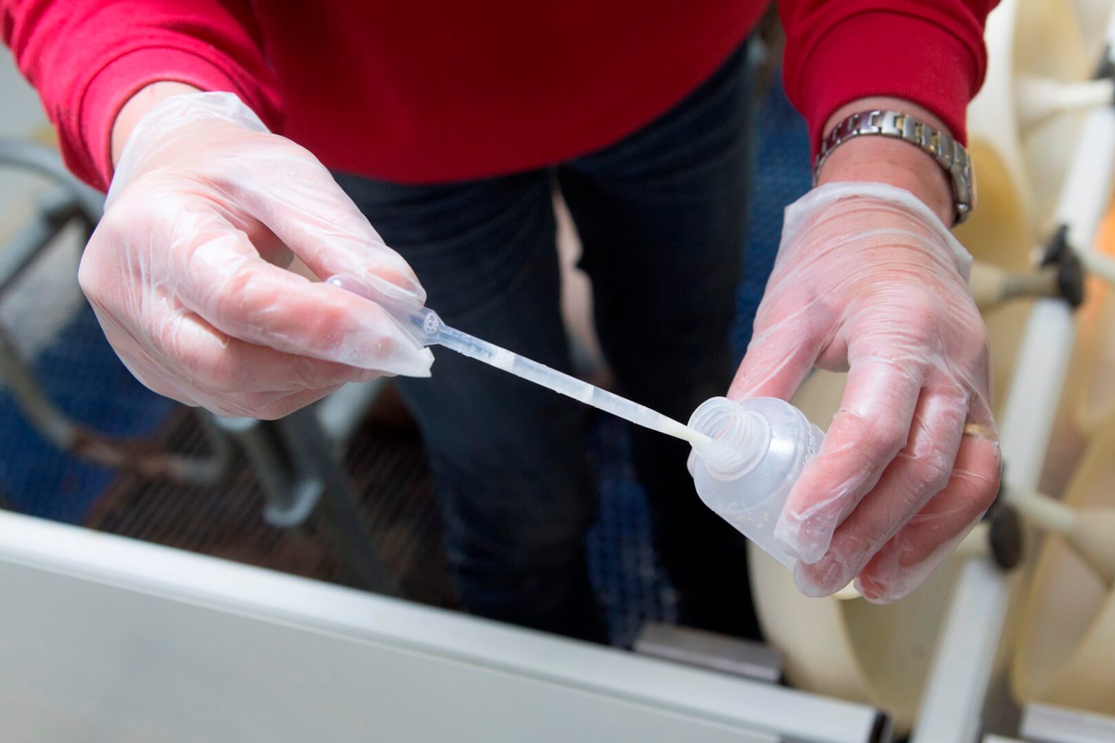 Sinds kort meet Ans af en toe hoe het staat met de kwaliteit van de biest. Met een pipet haalt ze een beetje biest uit het potje.
