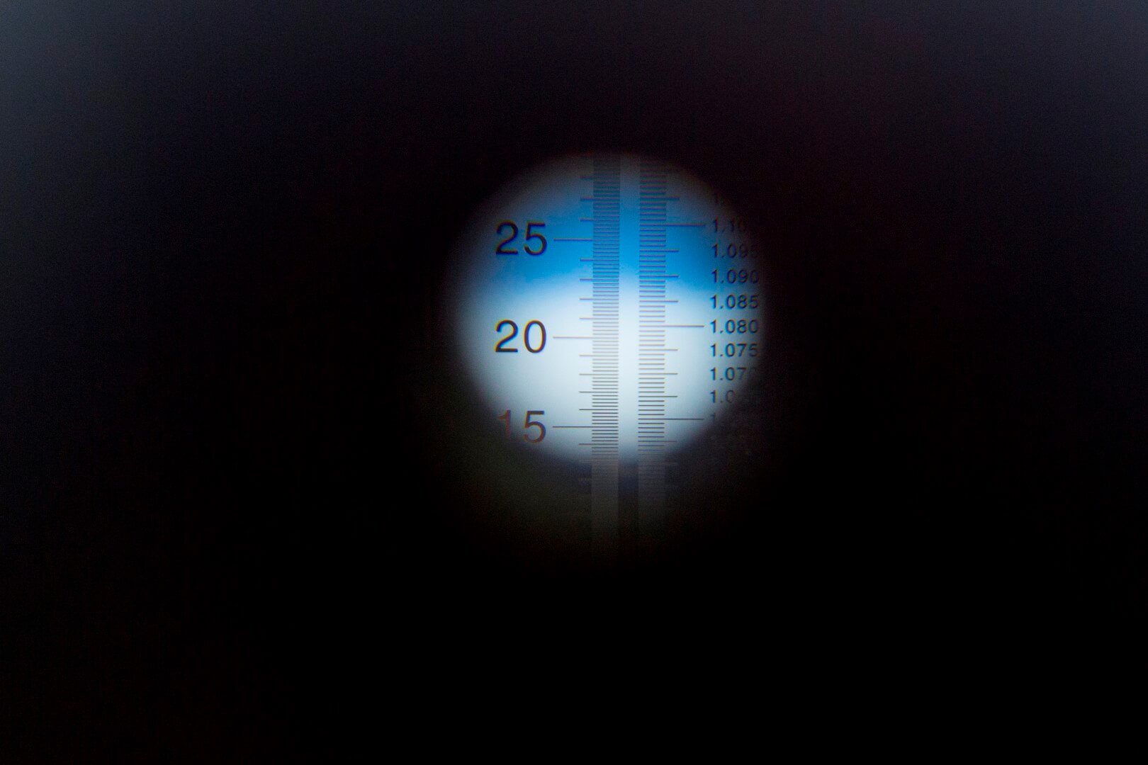 Door tegen daglicht in te kijken laat de refractometer een waarde zien. In dit geval zit het blauwe balkje rond de 25. Dat wil zeggen dat de biestkwaliteit prima is.