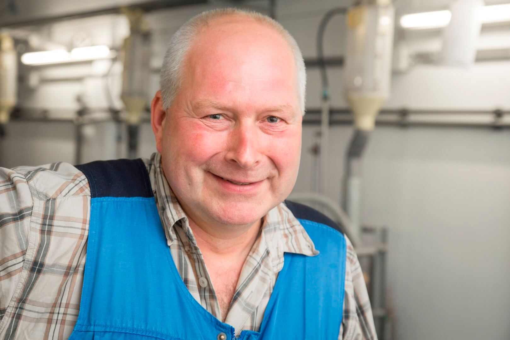 Dick van Schaik is heel tevreden over het systeem met drinkcups dat al twee jaar draait op het bedrijf dat hij samen met zijn vrouw Ans en zoon Jeroen heeft.