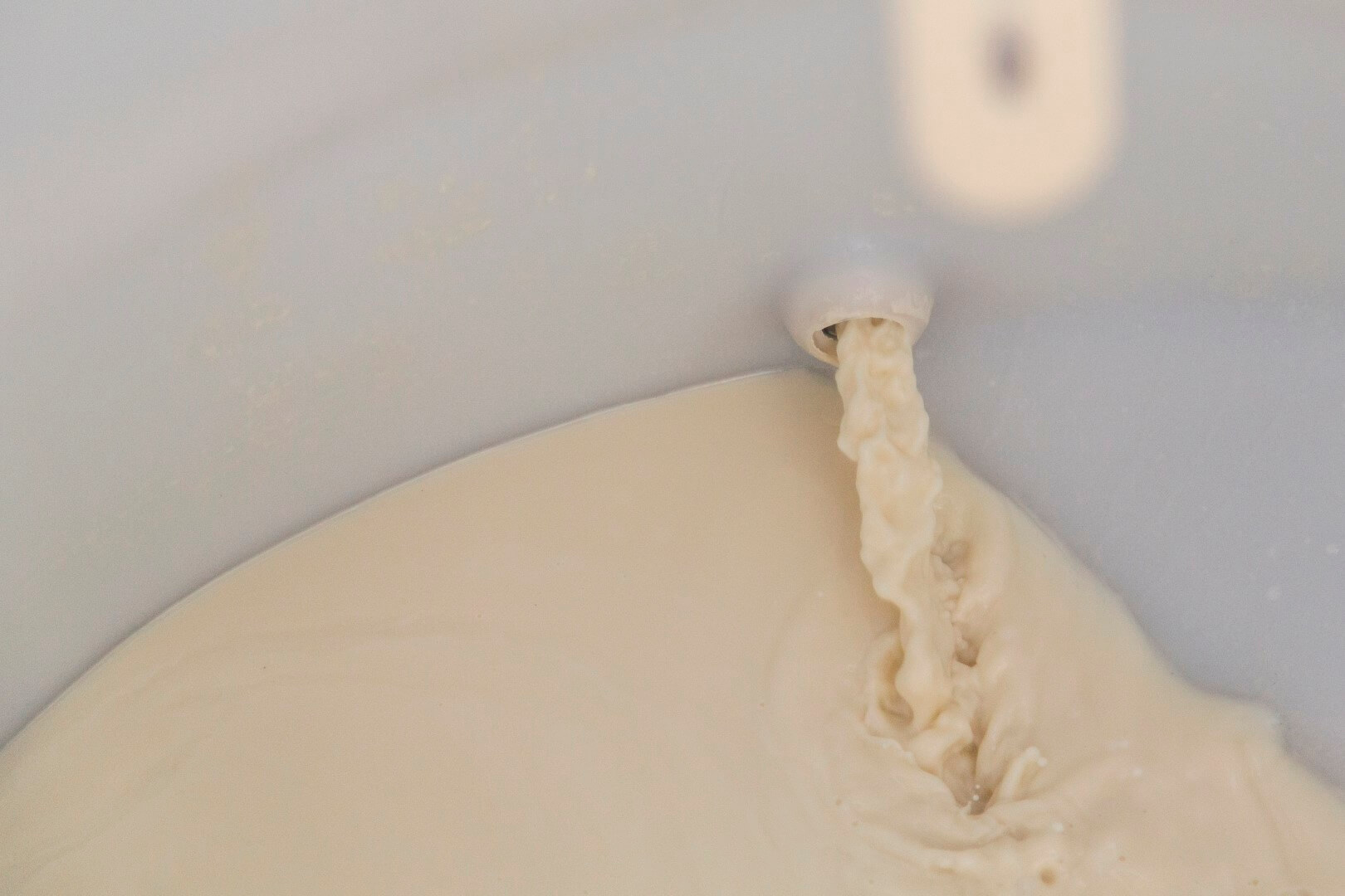 De melk of pap wordt voortdurend rondgepompt.
