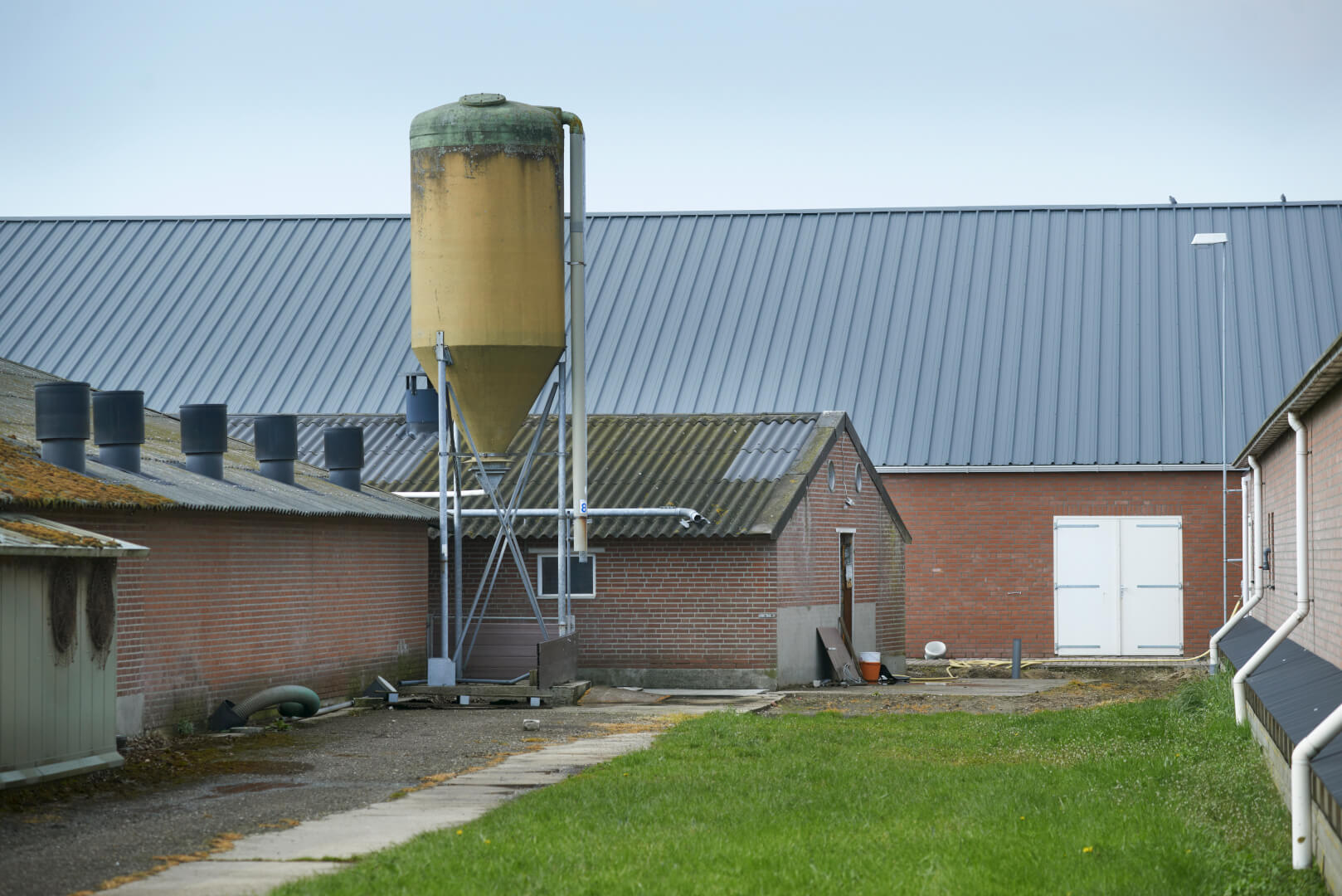 De nieuwste vleesvarkens is haaks gebouwd op de voormalige zeugenstal met biggenruimte. Dit om het bouwblok zo efficiënt mogelijk te benutten.