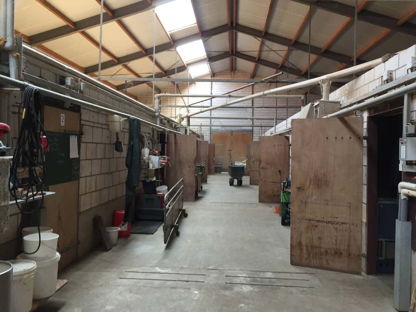 De kraamafdelingen bij Hilkens zijn units onder een grote kap met veel daglicht. Dat geeft hem meer werkplezier. Omdat het warm is staan de deuren naar de kraamafdelingen open. Van plafondventilatie gaat het dan over op deurventilatie.