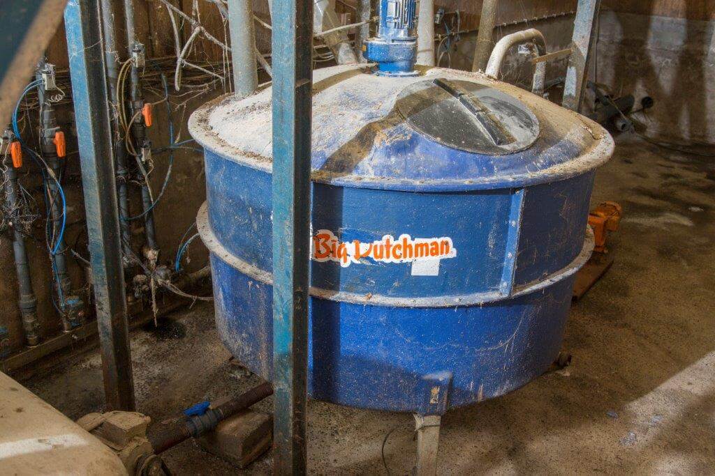 Naast de vleesvarkensstal staat de brijvoerinstallatie.