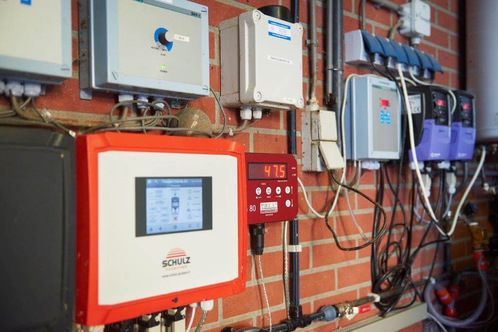 De aansturing van fermentatie-unit en de vijzelsystemen is netjes tegen de wand gemonteerd. Op een centrale plek samen met alle andere regelkasten van de stal met gespeende biggen en de warmwaterboiler. 