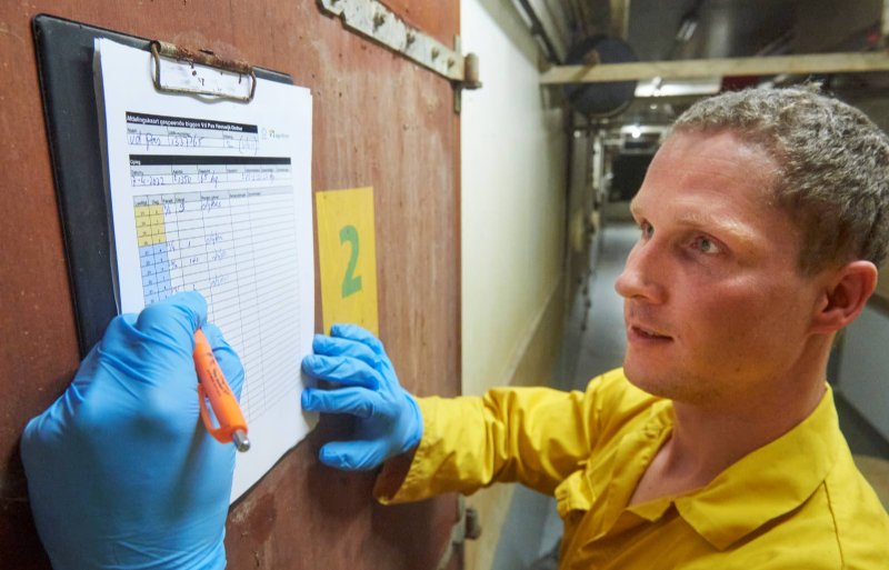 Op de kaart van elke biggenopfokafdeling registreert Jost van der Pas bijzonderheden.