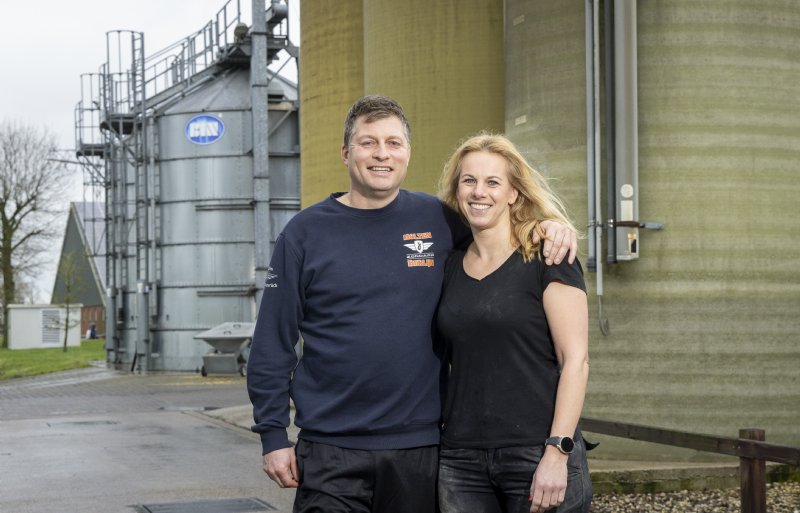 Martijn en Monique Vorkink hebben in Holten (Overijssel) een gesloten varkensbedrijf met 470 zeugen met eigen aanfok.