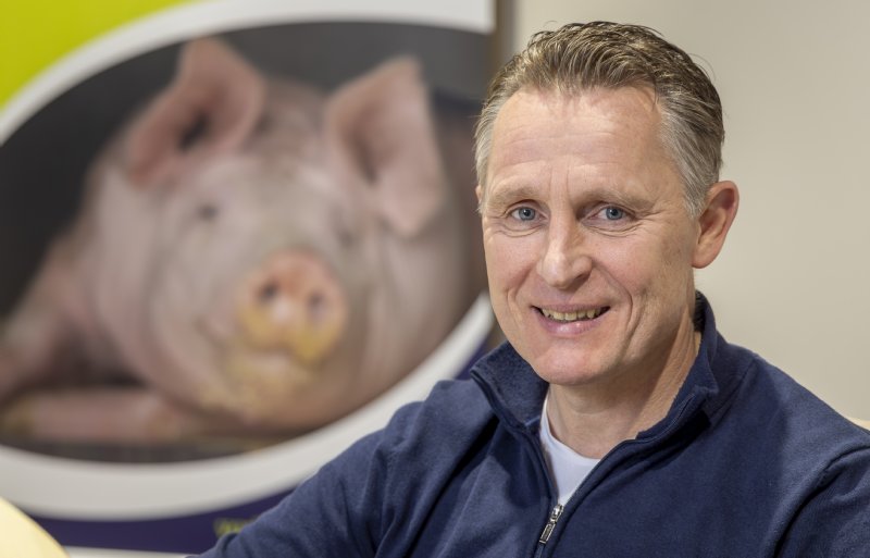 Bart Troost (52) is getrouwd, heeft drie kinderen en woont in het Gelderse Lunteren bij zijn bedrijf met rosékalveren. Met zijn broer Teus runt hij Varkenshandel Troost in Ede.