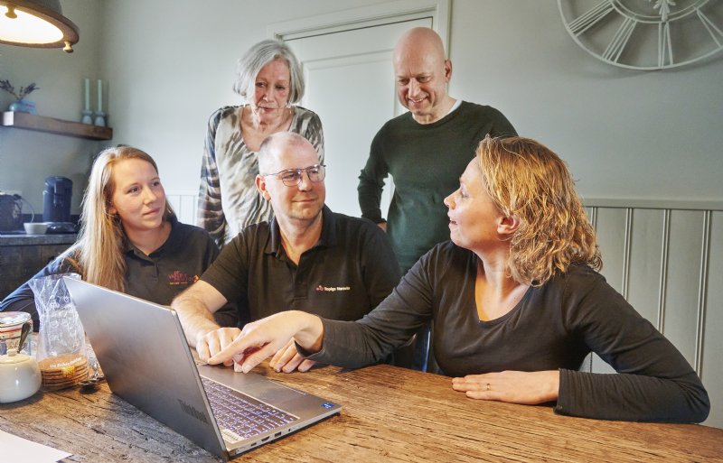 Marlies en Johan Jacobs hebben een begeleidingsteam samengesteld dat hen helpt met het houden van varkens met lange staarten.